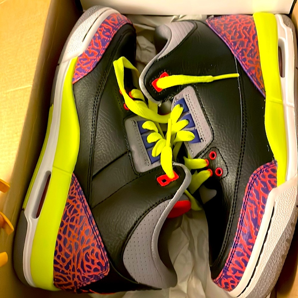 Selling Jordan’s size 5’5